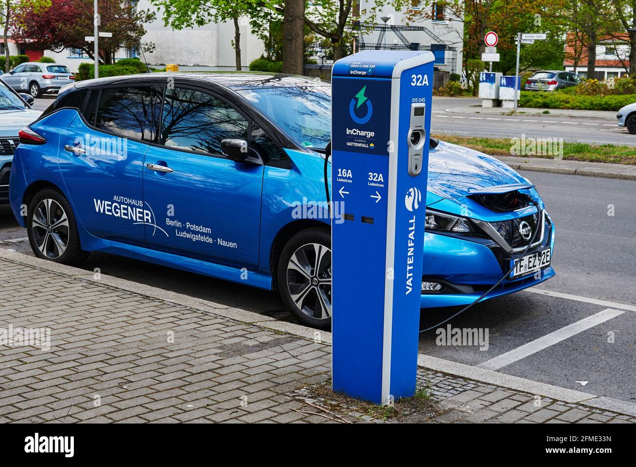 Berlin, Deutschland - 8. Mai 2021: Blick auf eine öffentliche Ladestation für umweltfreundliche Autos mit Elektroantrieb. Stockfoto