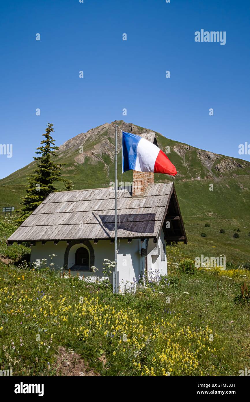 Col du Lautaret, Frankreich - 7. Juli 2020: Französische Nationalflagge hing vor dem Feiertag des 14. Juli am Pass Col du Lautaret Stockfoto