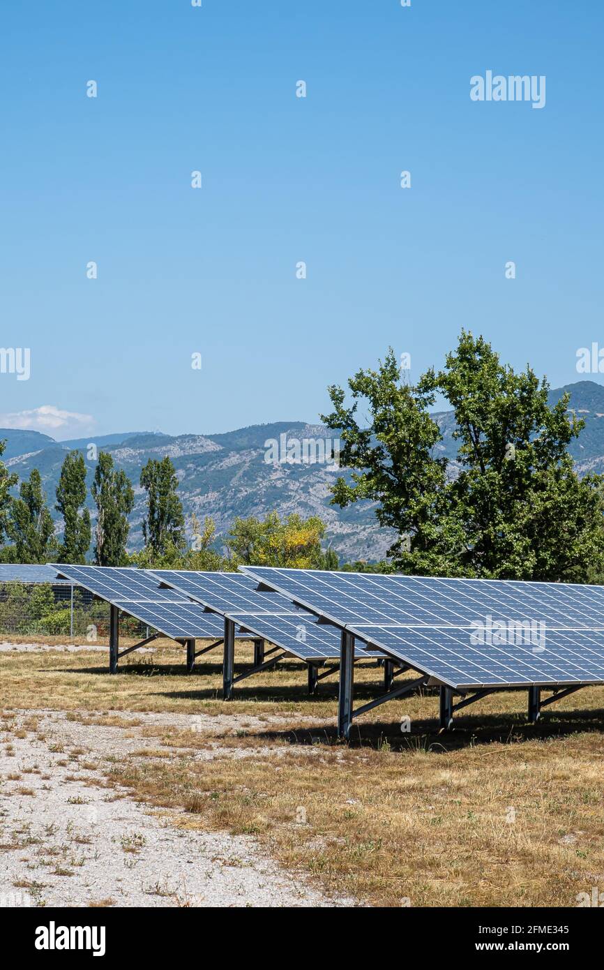 La Saulce, Frankreich - 8. Juli 2020: Outdoor-Solarzellen zur Stromerzeugung Stockfoto