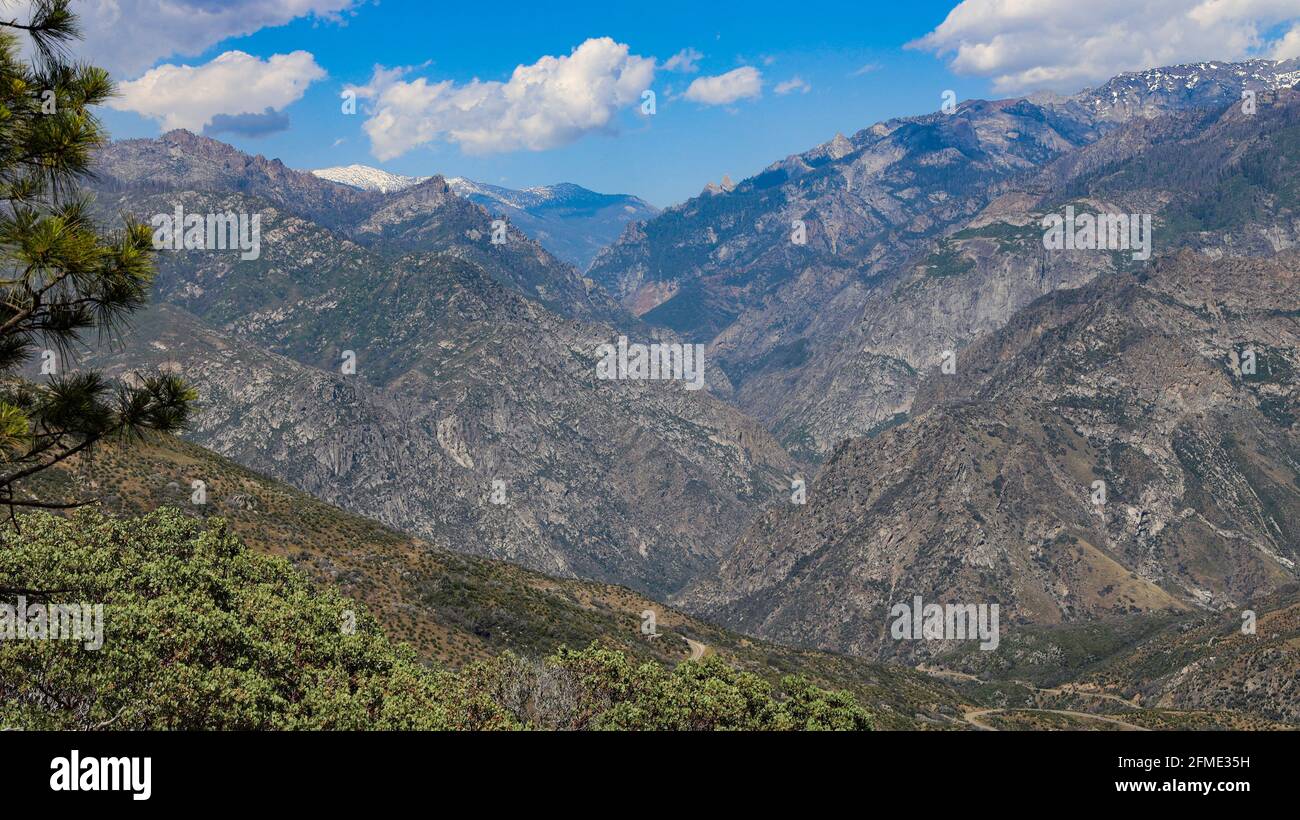 Ein Blick auf die Sierra Nevada Berge unterwegs In den Kings Canyon National Park Stockfoto
