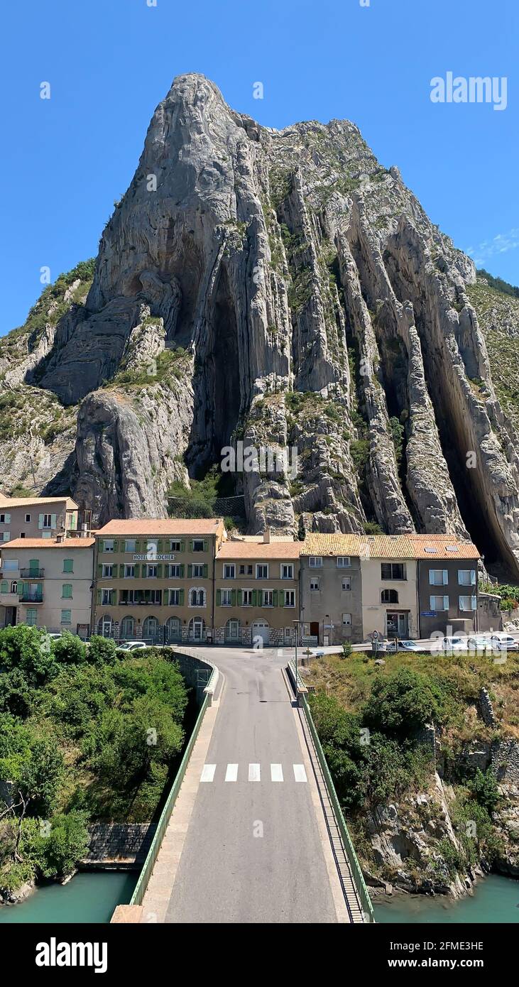 Sisteron, Frankreich - 7. Juli 2020: Sisteron ist eine Stadt in der Provence, die am Ufer der Durance liegt und von steilen Klippen umgeben ist. Stockfoto
