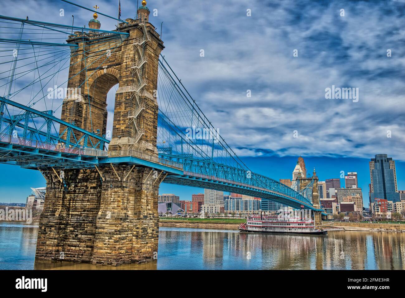 John A. Roebling Suspension Bridge mit der Belle of Cincinnati. Stockfoto