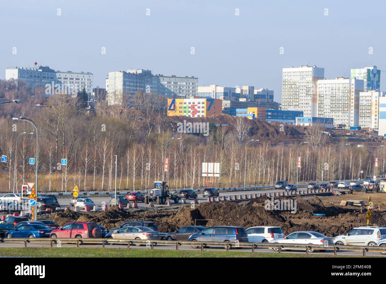 Kemerowo, Russland - 29. april 2021. Ein neuer Kindergarten wurde gebaut. Landschaftsbau und vertikale Planungen Stockfoto