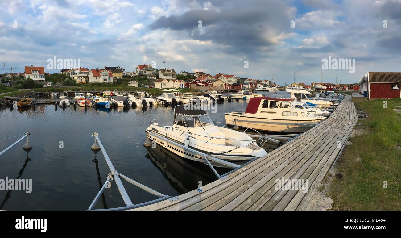 Göteborg, Schweden - 6. Juni 2017: Abendlicher Panoramablick auf den malerischen schwedischen Hafen mit Booten und Yachten Stockfoto