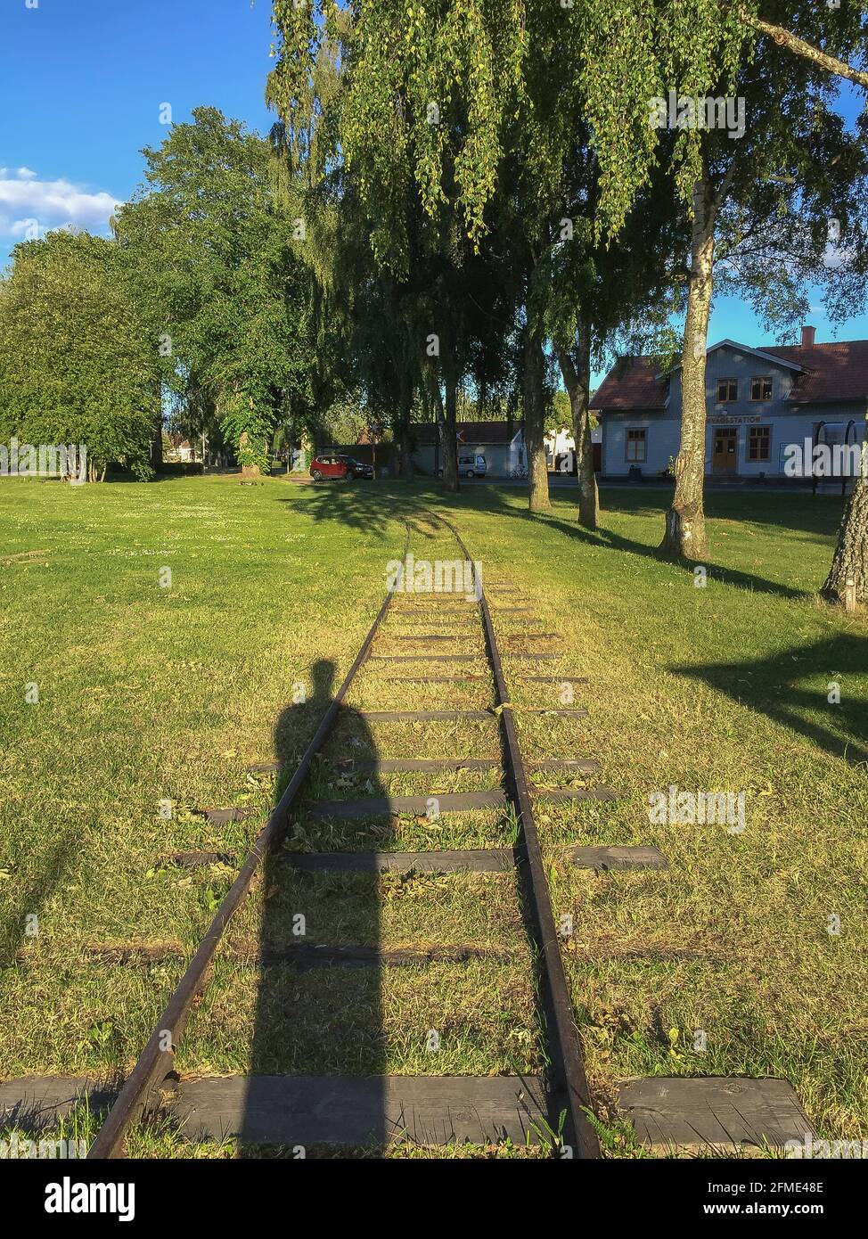 Vadstena, Schweden - 25. Juni 2018: Ein menschlicher Schatten auf einer verlassenen Eisenbahnlinie Stockfoto