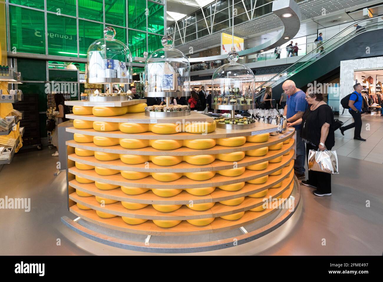 Käse im Duty-Free-Shopping, Flughafen Schiphol, Niederlande Stockfoto