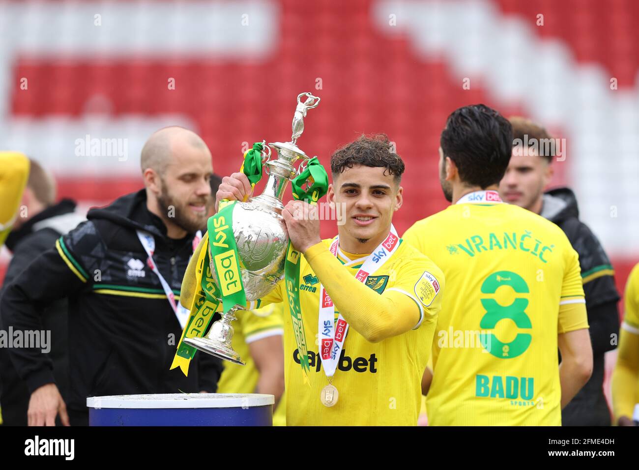 Barnsley, England, 8. Mai 2021. Max Aarons aus Norwich City mit der Trophäe während des Sky Bet Championship-Spiels in Oakwell, Barnsley. Bildnachweis sollte lauten: John Clifton / Sportimage Stockfoto