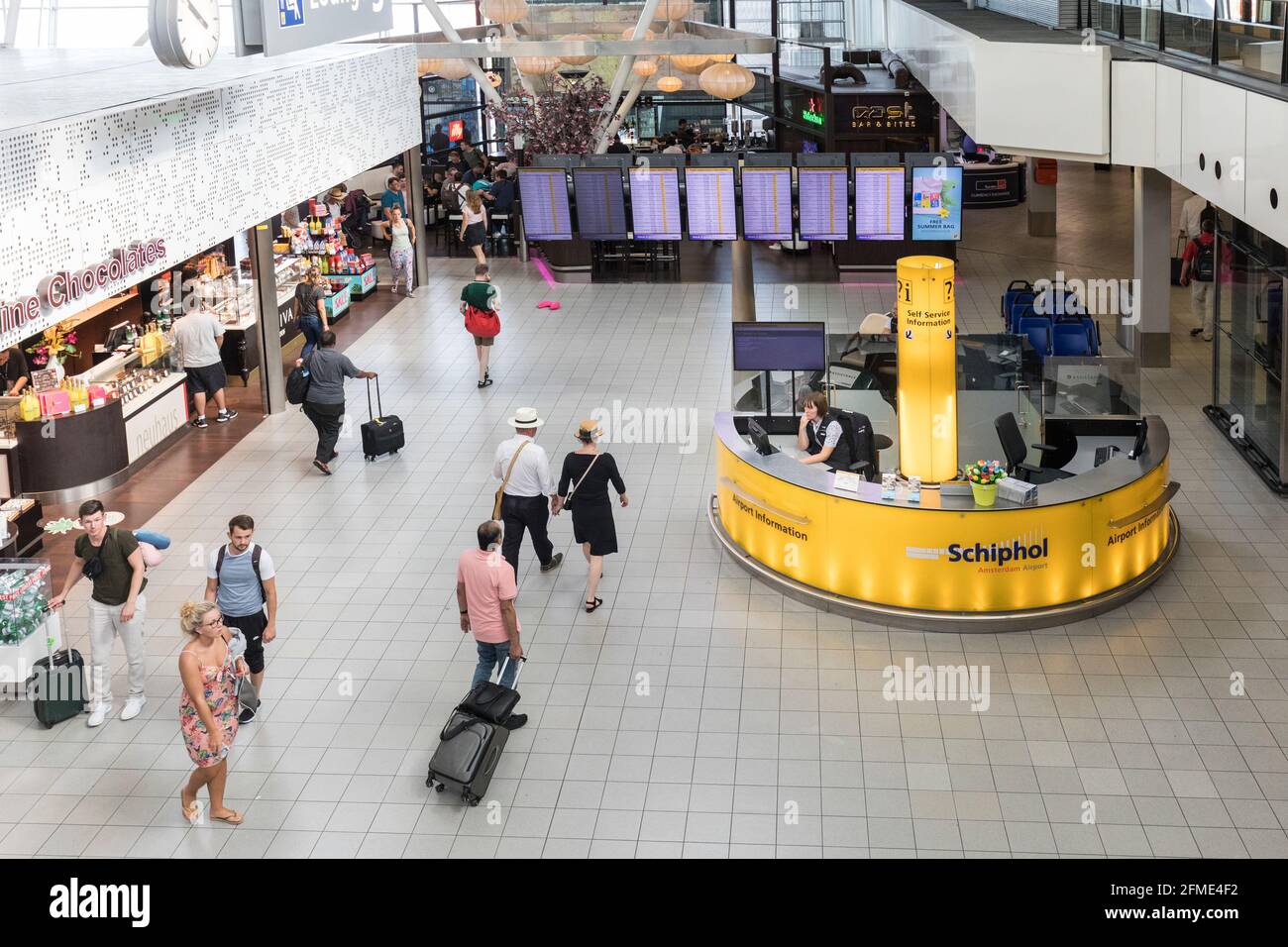 Informationsschalter am Abflughafen Schiphol, Niederlande Stockfoto