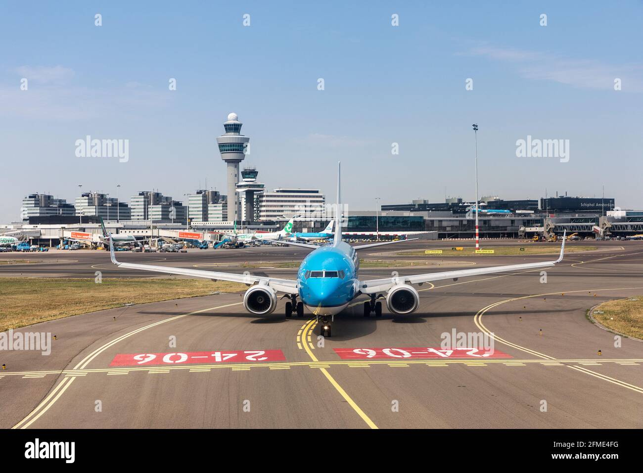 KLM Airbus-Flugzeuge auf der Start- und Landebahn, Flughafen Schiphol, Niederlande Stockfoto
