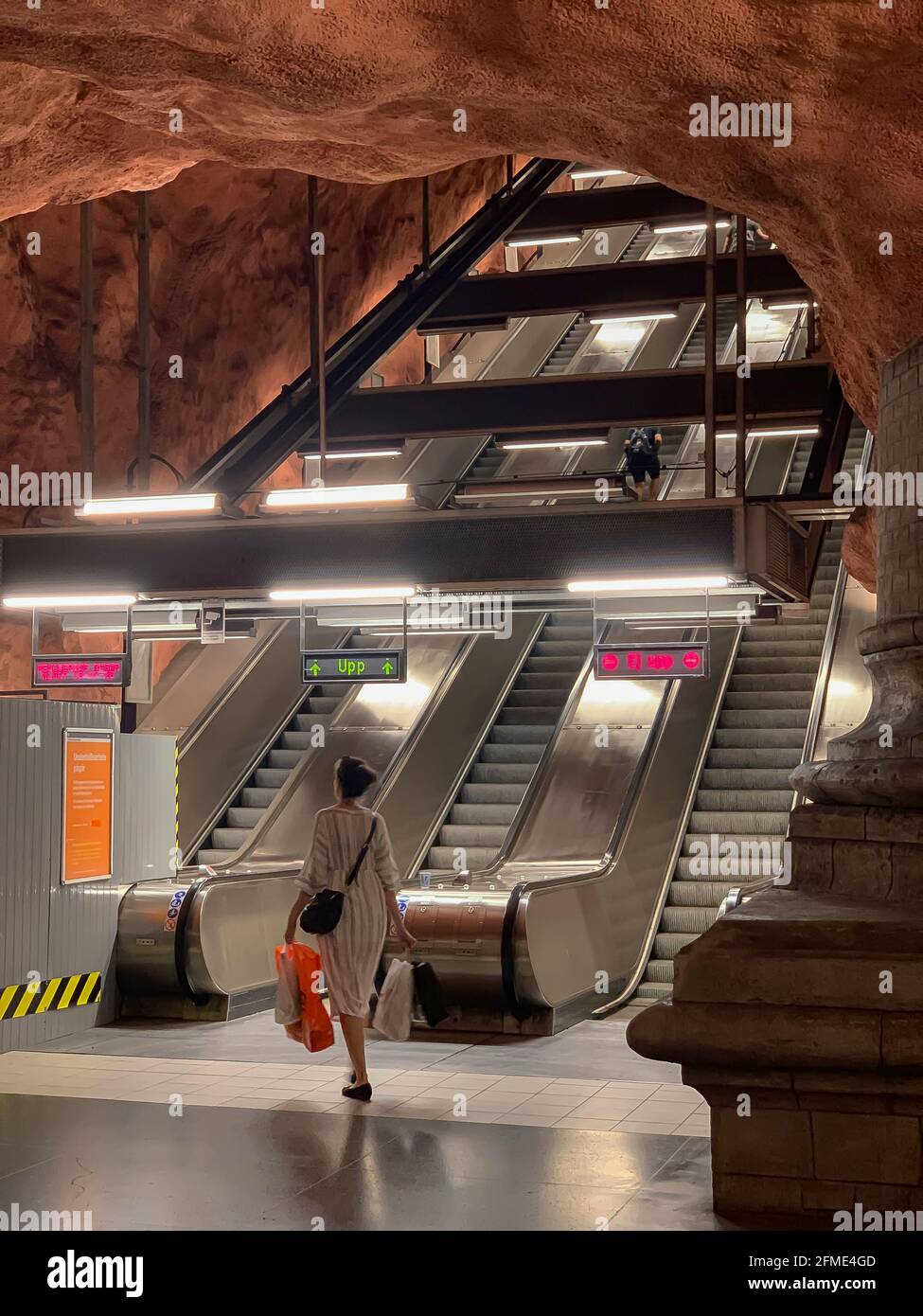 Stockholm, Schweden - 7. Juni 2019: Eine Frau geht die Rolltreppe am U-Bahnhof Stockholm hoch Stockfoto