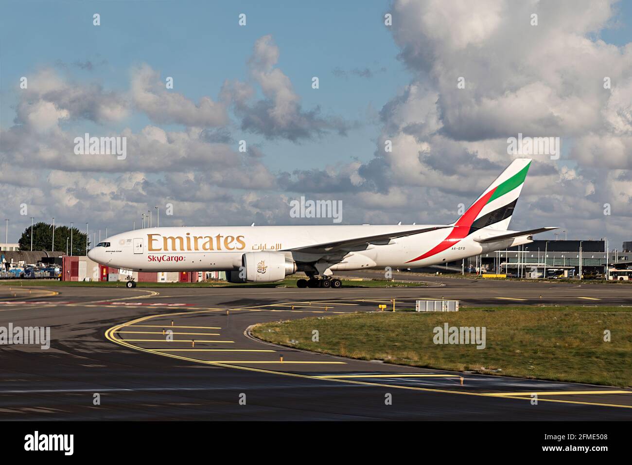 Emirates SkyCargo Flugzeuge auf der Landebahn, Schiphol, Niederlande Stockfoto