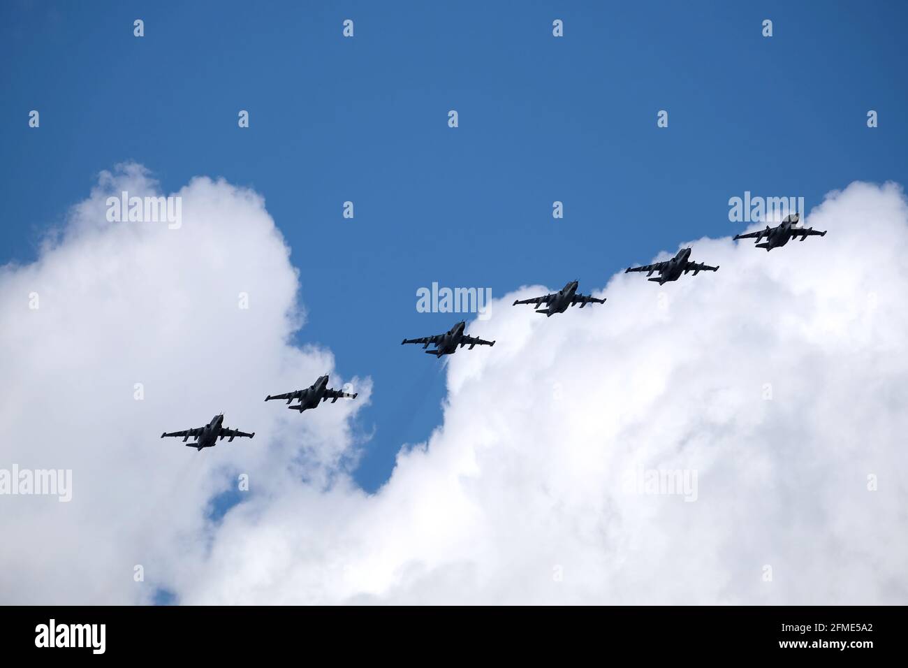 MOSKAU, RUSSLAND - 7. MAI 2021: Gruppe von sechs russischen militärischen taktischen Frontbombern SU-25 Frogfoot fliegt bei einer Parade-Probe am Himmel schnell Stockfoto