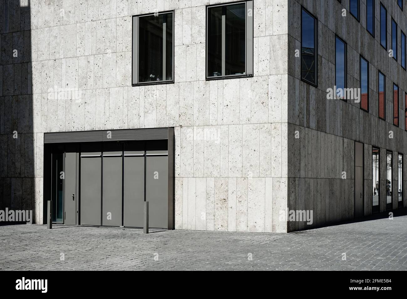 Bei einem stimmungsvollen Spaziergang durch das Jüdische Gemeindezentrum und das Jüdische Museum in München. Stockfoto