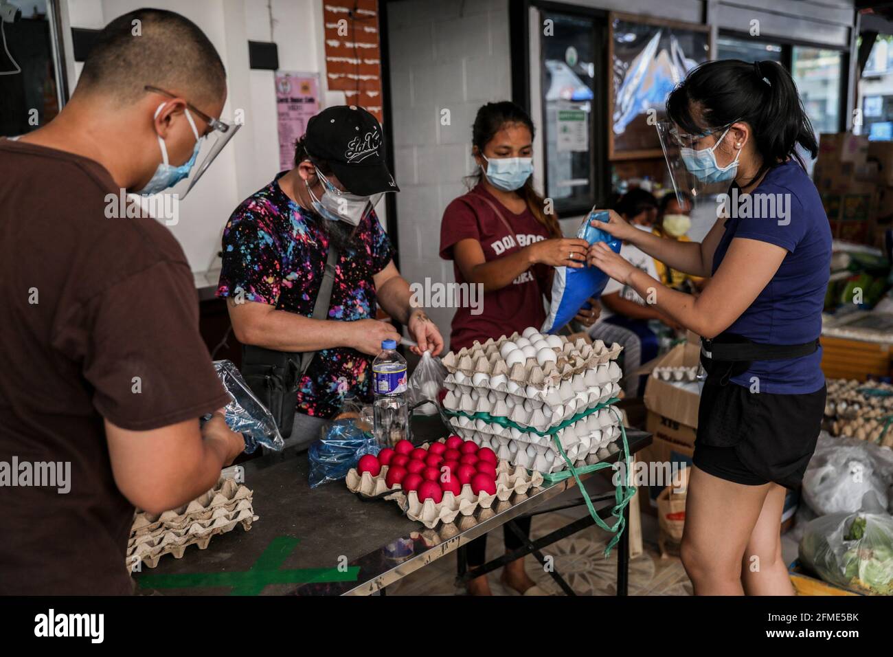 Freiwillige bereiten Lebensmittelspenden in einer Gemeinschaftsküche im Viertel Maginhawa in Quezon City vor. Trotz der Behauptungen von Gesetzeshütern als kommunistische Untergrundorganisationen, die die Regierung untergraben wollen, sind in der vergangenen Woche im ganzen Land Gemeindelandschaften aufgekommen, um Menschen zu helfen, die von strengen Quarantänemaßnahmen betroffen sind, um die Ausbreitung der Coronavirus-Krankheit einzudämmen. Metro Manila, Philippinen. Stockfoto