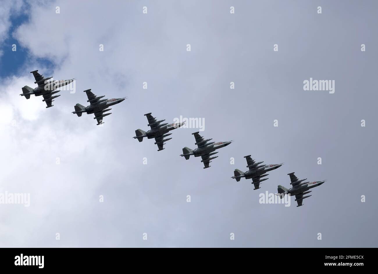 MOSKAU, RUSSLAND - 7. MAI 2021: Gruppe von sechs russischen militärischen taktischen Frontbombern SU-25 Frogfoot fliegt bei der Parade-Probe im bewölkten Himmel schnell Stockfoto