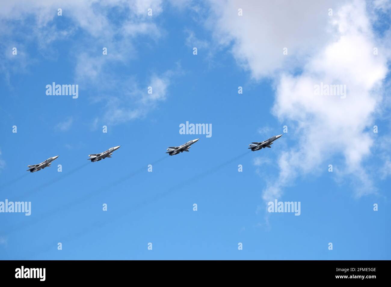 MOSKAU, RUSSLAND - 7. Mai 2021: Gruppe von russischen militärischen taktischen Frontbombern SU-24 fliegt schnell am blauen Himmel bei einer Parade-Probe am Himmel Stockfoto