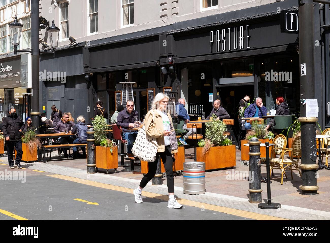 Außenansicht von Menschen Kunden sitzen vor WEIDELAND Restaurant Frau Shopper Walking in St Mary Street Cardiff City Centre Mai 2021 KATHY DEWITT Stockfoto