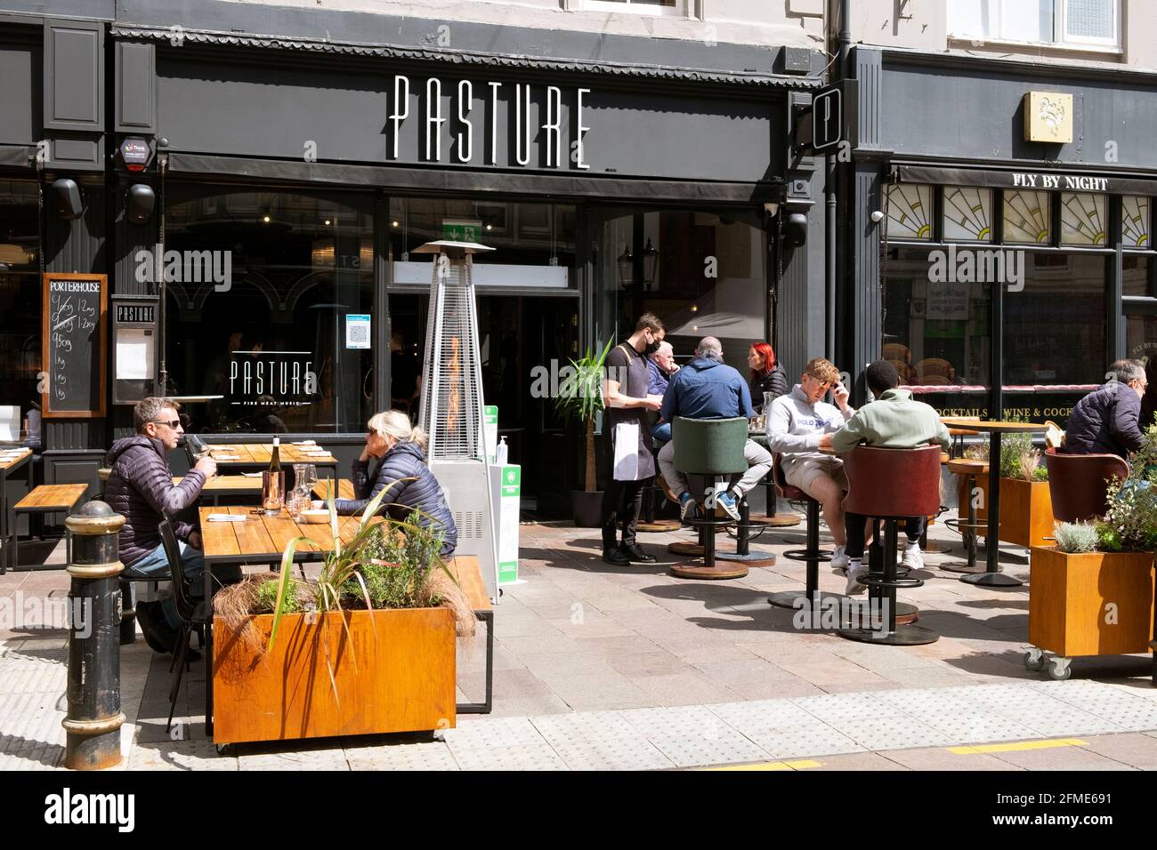 Außenansicht von Kunden, die draußen IM WEIDERESTAURANT sitzen Die St. Mary Street nach der Sperrung ließ das Stadtzentrum von Cardiff im Mai wieder fallen 2021 KATHY DEWITT Stockfoto