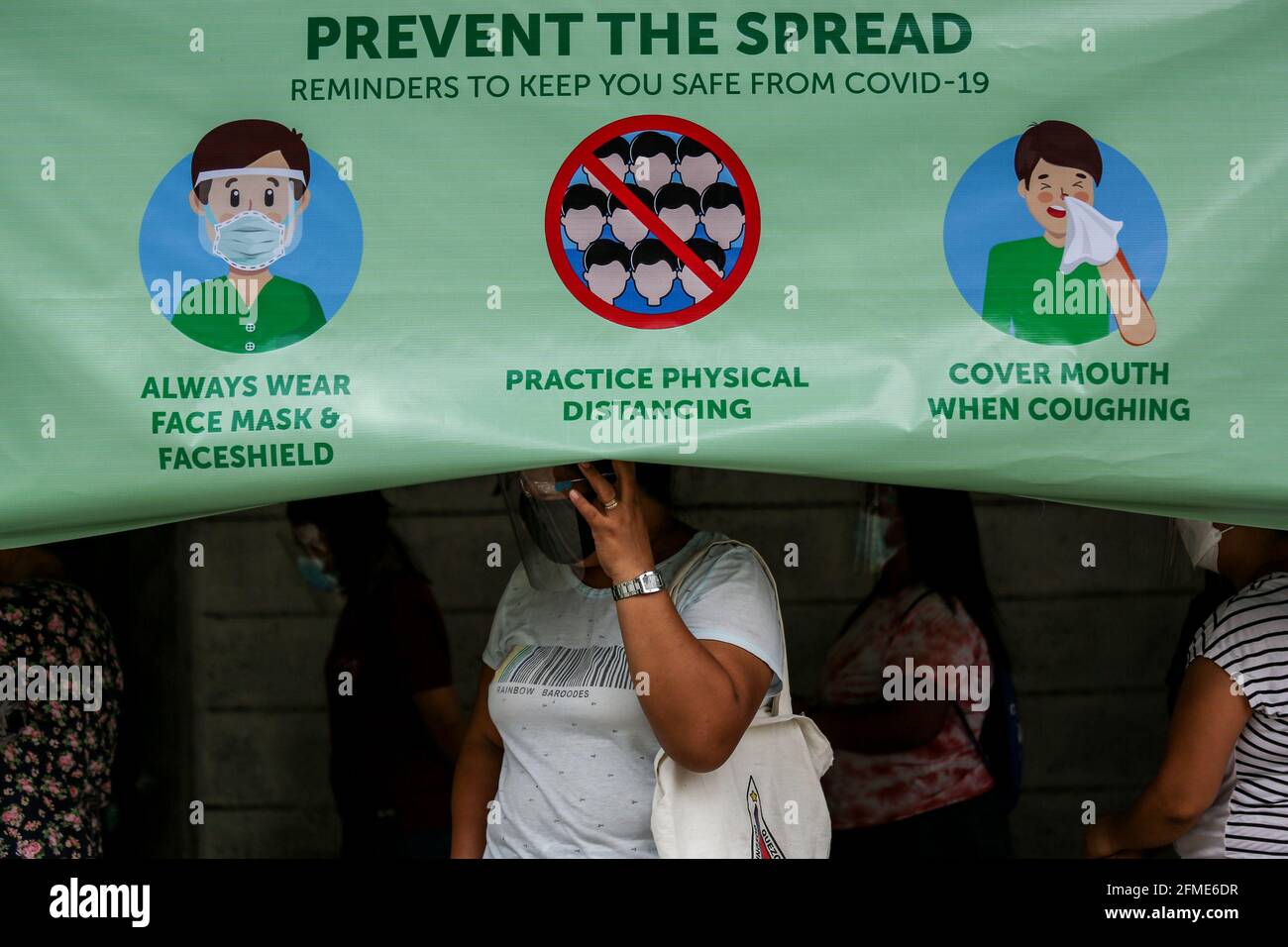 Die Bewohner stehen Schlange, um kostenlose Waren aus einer Quarantäne der Gemeinschaft zu sammeln, die von den Missionsschwestern vom Sacro Costato und der schmerzhaften Mutter (MSC) in Quezon City angeboten wird. Kirchliche Gruppen haben ihre Unterstützung für die wachsende Zahl von gemeindengeführten Vorratskammern bekundet, die Menschen, die von der COVID-19-Pandemie betroffen sind, kostenlose Nahrung zur Verfügung stellen, trotz Anschuldigungen von Gesetzeshütern wie kommunistischen Rebellen oder Unterstützern des langjährigen linken Aufstands im Land. Metro Manila, Philippinen. Stockfoto
