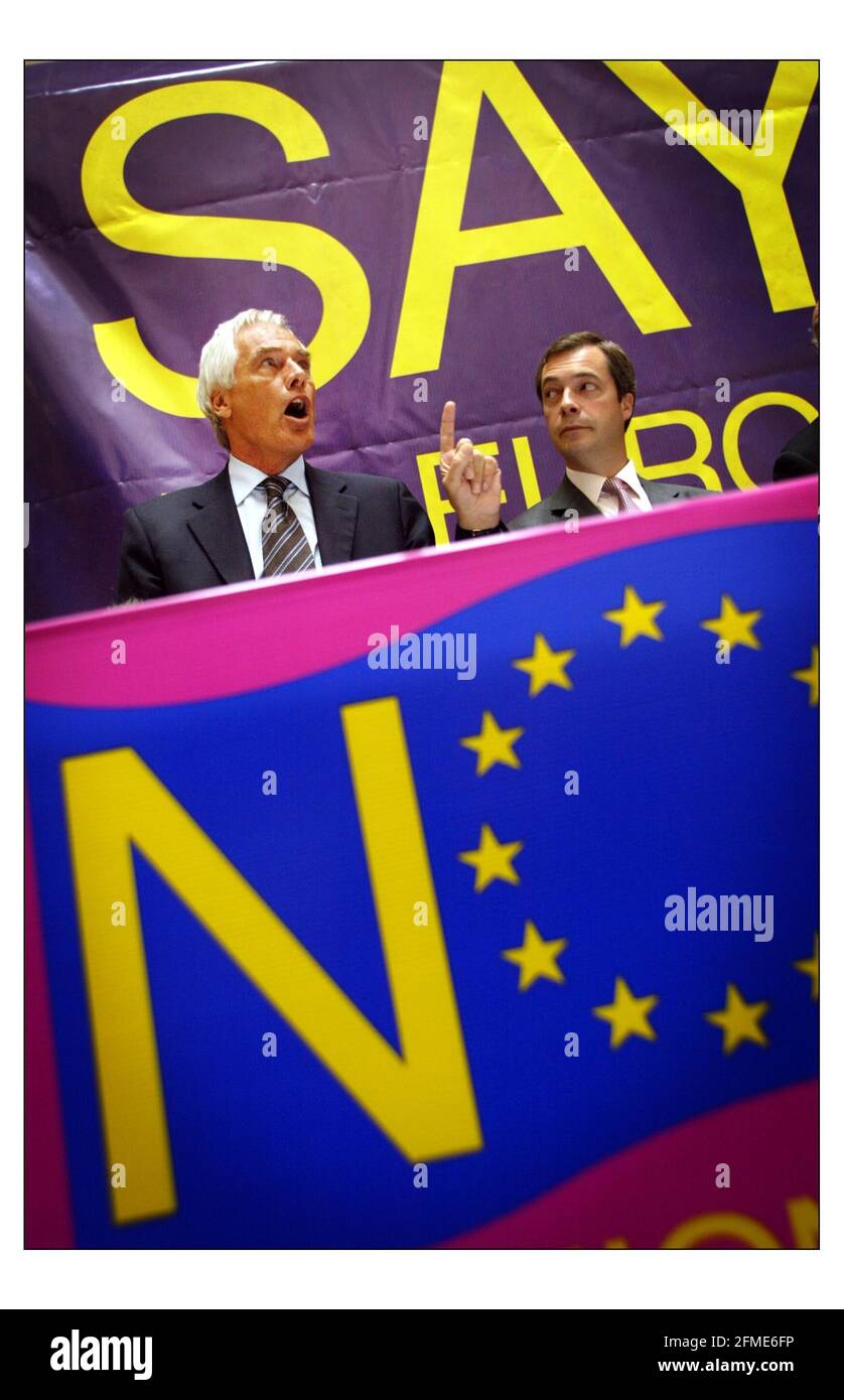 Start des Wahlkampfs der Unabhängigkeitspartei bei milbank in London. Robert Kilroy Silk trat Nigel Farage bei der Startpic David Sandison 12/5/2004 bei Stockfoto