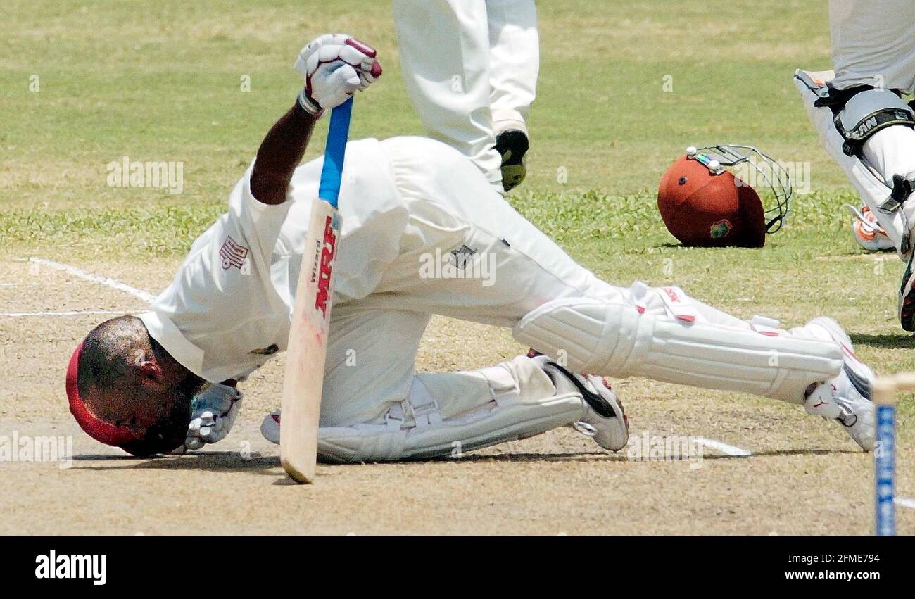 4. TEST 3. TAG ENGLAND V WEST INDIES BEI DER RECCREATION GROUND ANTIGUA 12/4/2004 BRIAN LARA NACH DER WELT REKORD TESTERGEBNIS BILD DAVID ASHDOWN Stockfoto