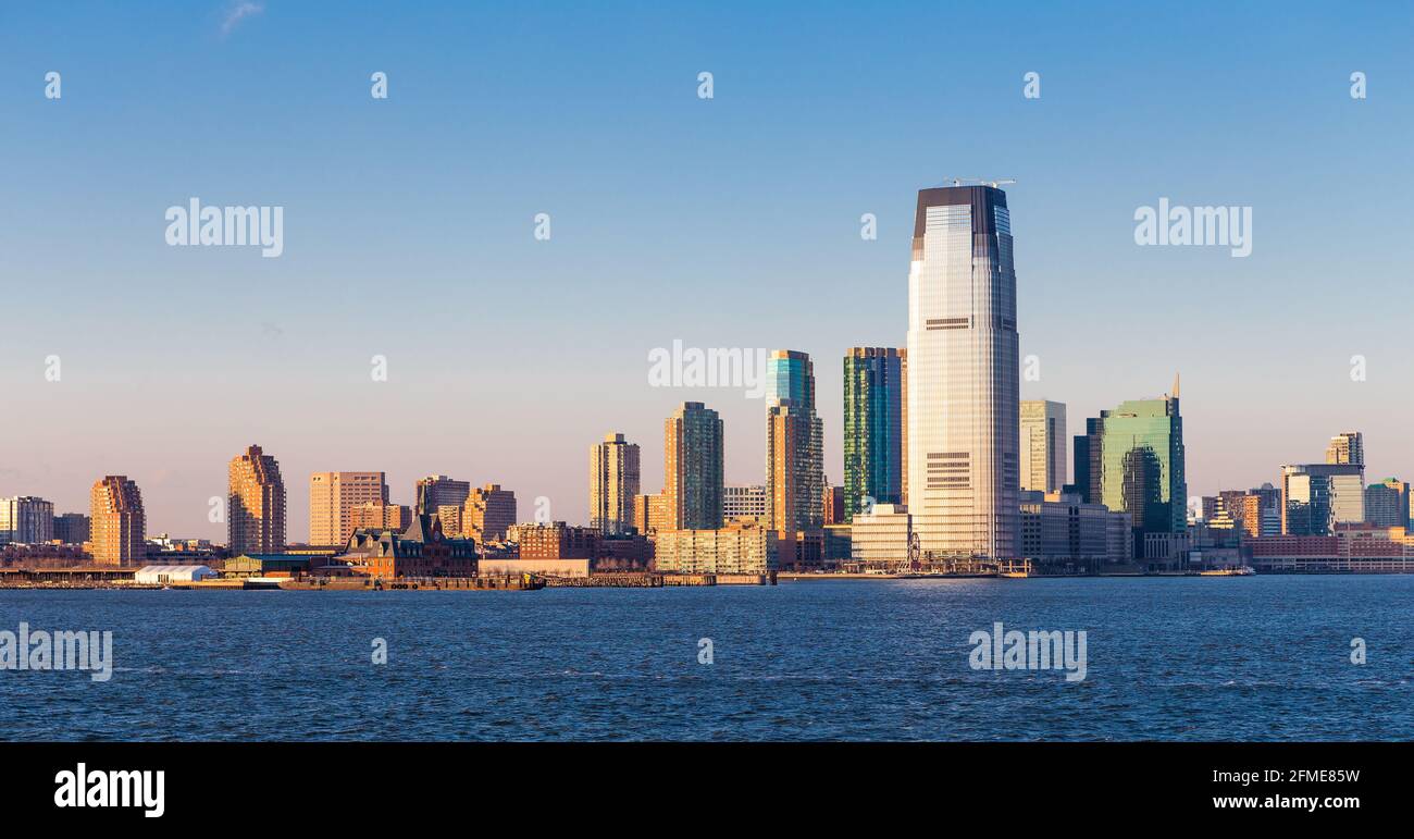 Jersey City, New Jersey, Skyline vom New York Harbour. Stockfoto