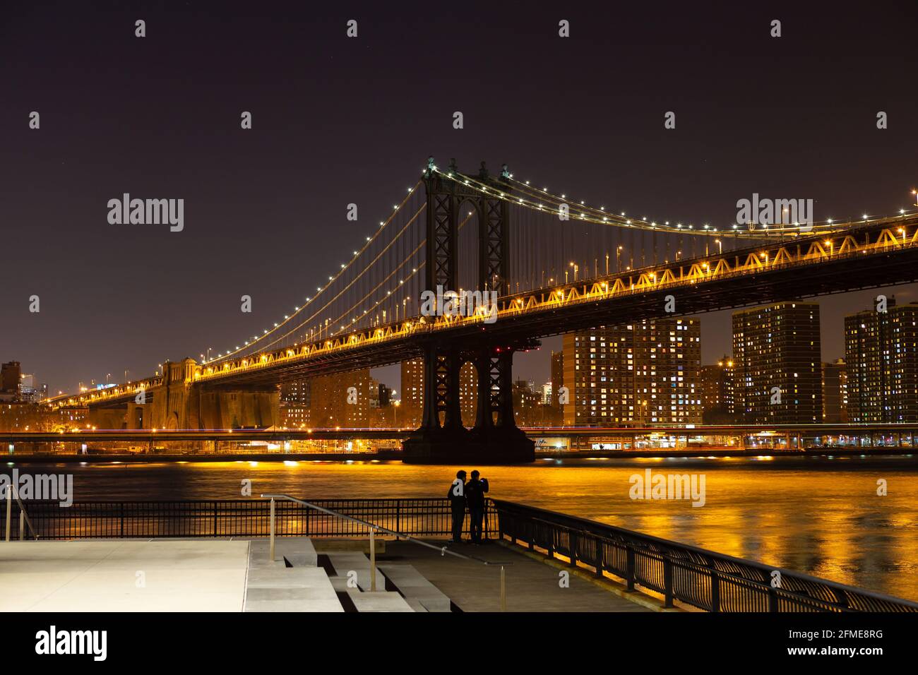 Manhattan Bridge bei Nacht, mit Aussichtsplattform auf der Brooklyn Side, New York, USA. Stockfoto