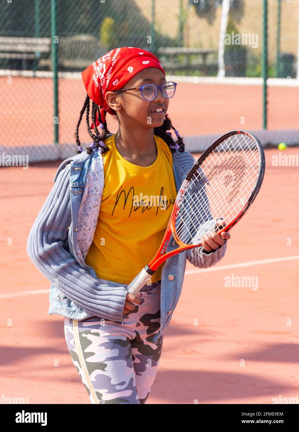 Junge schwarze Mädchen spielt Tennis, Surrey, England, Vereinigtes Königreich Stockfoto