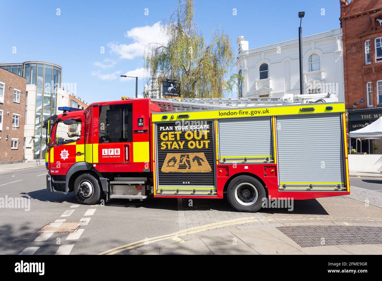 Feuerwehrmotor der Londoner Feuerwehr auf Abruf, Parsons Green, London Borough of Hammersmith and Fulham, Greater London, England, Vereinigtes Königreich Stockfoto