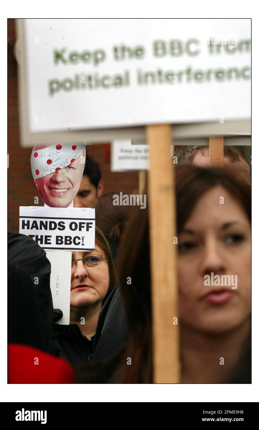 Mitarbeiter der BBC White City) inszenierte eine Walkout-Demo. Um 12 Uhr heute zur gleichen Zeit wie Mitarbeiter der BBC-Zentren im ganzen Land.Bild David Sandison 5/2/2004 Stockfoto
