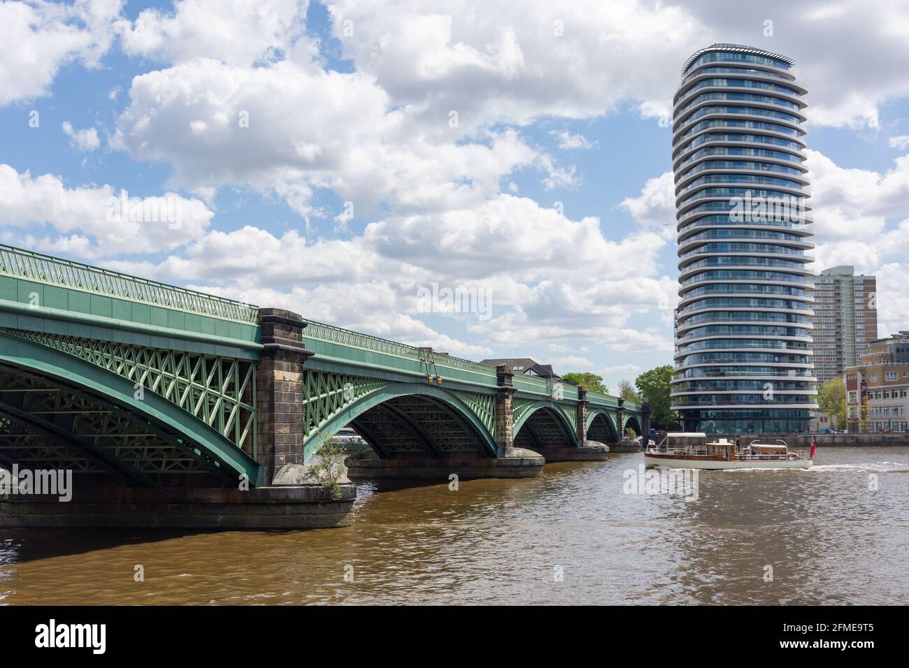 Battersea Railway Bridge & Lombard Wharf Apartmentgebäude an der Themse, Battersea, London Borough of Wandsworth, London, England, Vereinigtes Königreich Stockfoto