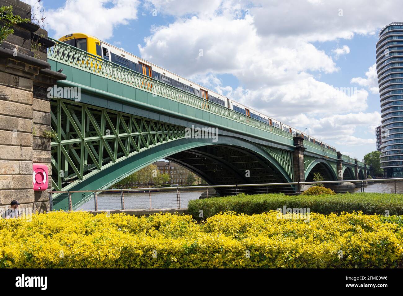 Zug über die Battersea Railway Bridge auf der Themse, Battersea, London Borough of Wandsworth, London, England, Großbritannien Stockfoto