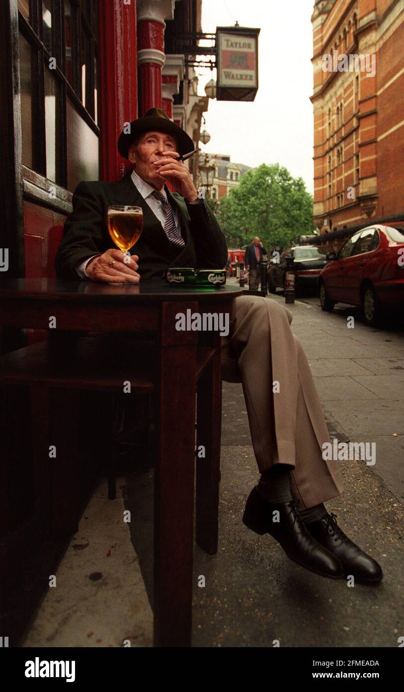 PETER O'TOOLE IM COACH AND HORSES PUB JUNI 1999A BELIEBTES TRINKLOCH VON JEFFREY BERNARD IST ER ZU SPIELEN DIE TITELROLLE IN JEFFREY BERNARD IST AM UNWOHL ALTES VIC-THEATER IN DER NÄHE VON WATERLOO Stockfoto