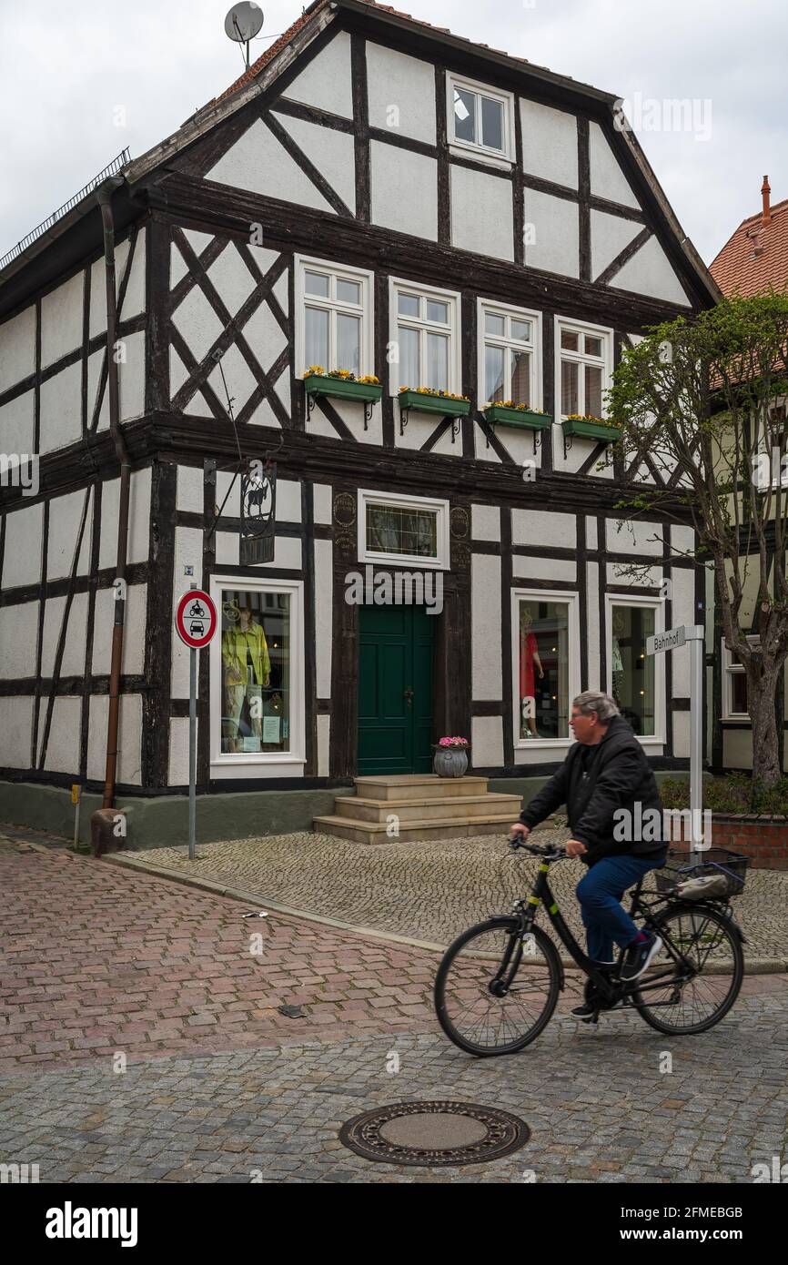 TANGERMUENDE, DEUTSCHLAND 24. APRIL 2021 Alte Straße einer