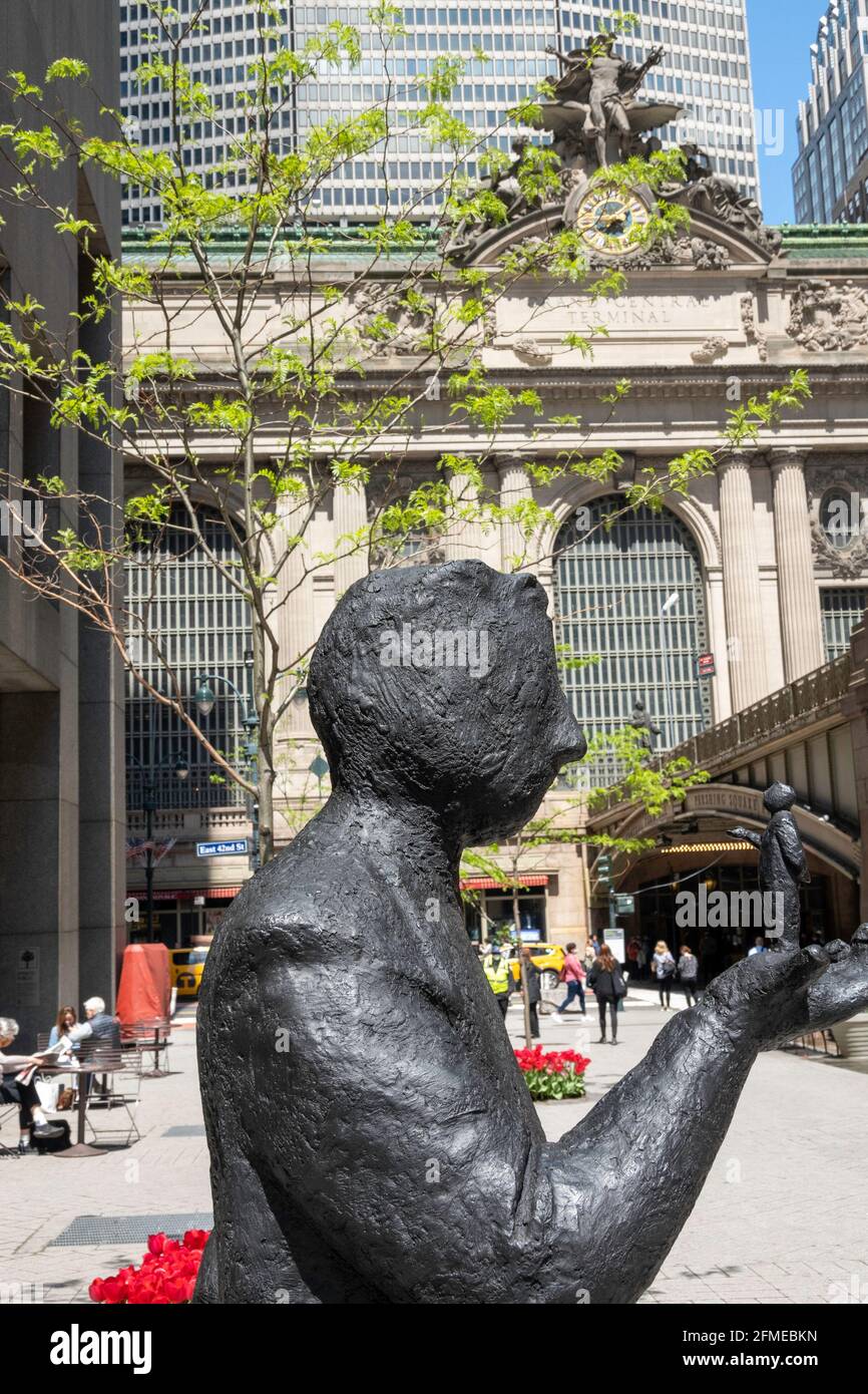 Das Pershing Square Plaza zeigt eine Jim-Rennert-Skulptur vor dem Grand Central Terminal, New York City, USA Stockfoto