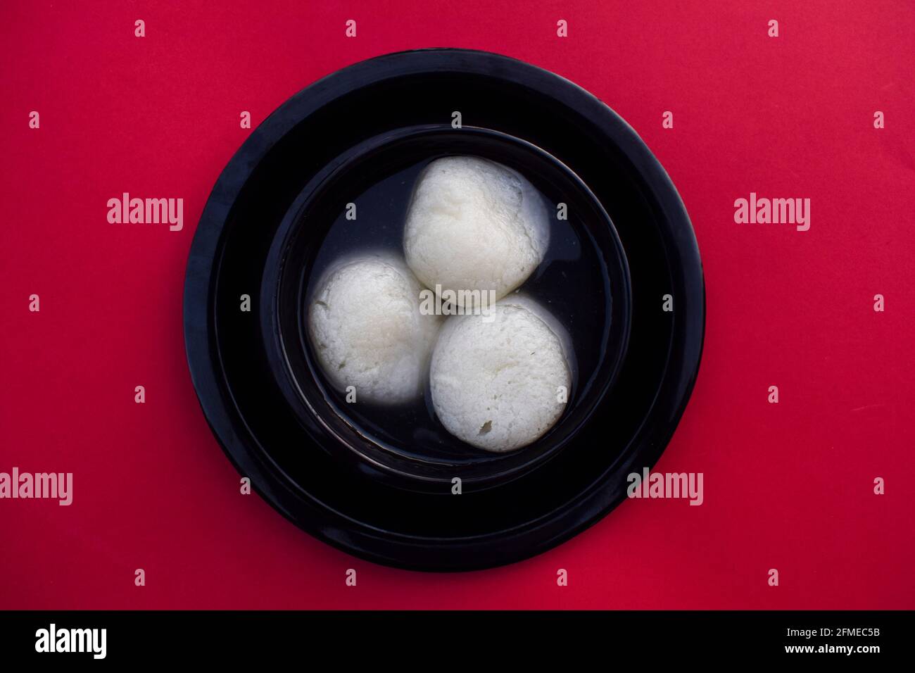 Traditionelle beliebte indische süße Gericht große Größe Rasgulla oder rosogula, Bengali sirupy Dessert Süßigkeiten. Stockfoto