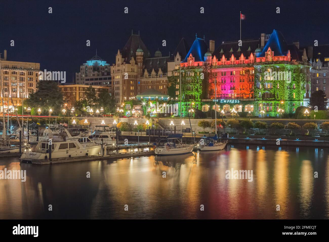 Victoria, B.C. Kanada - 12 2014. Juni: Das berühmte, chateaueske Fairmont Empress Hotel und der Inner Harbour erleuchten bei Nacht in Victoria, British Colum Stockfoto