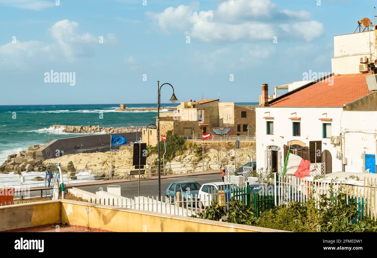 Uferpromenade von Terrasini in einem bewölkten Tag, Provinz Palermo, Sizilien, Italien Stockfoto