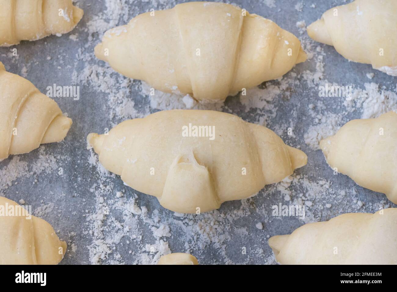 Detail von zwei Croissants auf dem Backblech unter platziert Andere Stockfoto