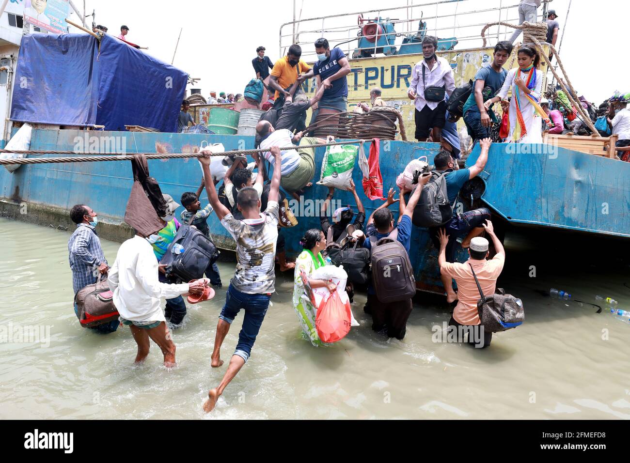 Dhaka, Dhaka, Bangladesch. Mai 2021. Die Menschen verlassen die Hauptstadt zu ihren Häusern, da die Behörden von Bangladesch die Sperre zwischen dem Covid-19-Coronavirus, das in Dhaka, Bangladesch, verbreitet wird, verhängt haben. Quelle: Harun-or-Rashid/ZUMA Wire/Alamy Live News Stockfoto