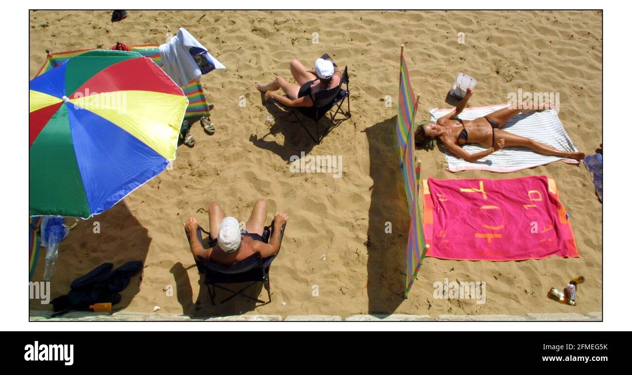 Sonne......Sonne....genießen Sie die Hitze des Sommers, während es dauert. Sonnenanbeter am Strand von Ramsgate.pic David Sandison 14/7/2003 Stockfoto