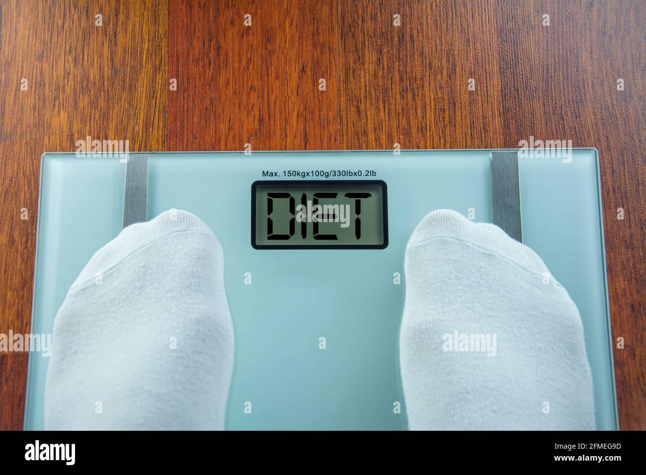 Badezimmerwaage zeigt die Ernährung auf dem digitalen Bildschirm an Die Person, die ihr Gewicht wiegt Stockfoto