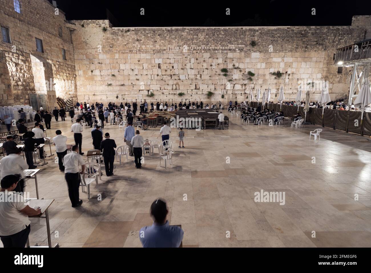 03-05-2021. jerusalem-israel. Rückkehr zur Routine nach dem Corona-Virus, im Gebet ohne Maske und Scheidewände im offenen Bereich des Westens Stockfoto