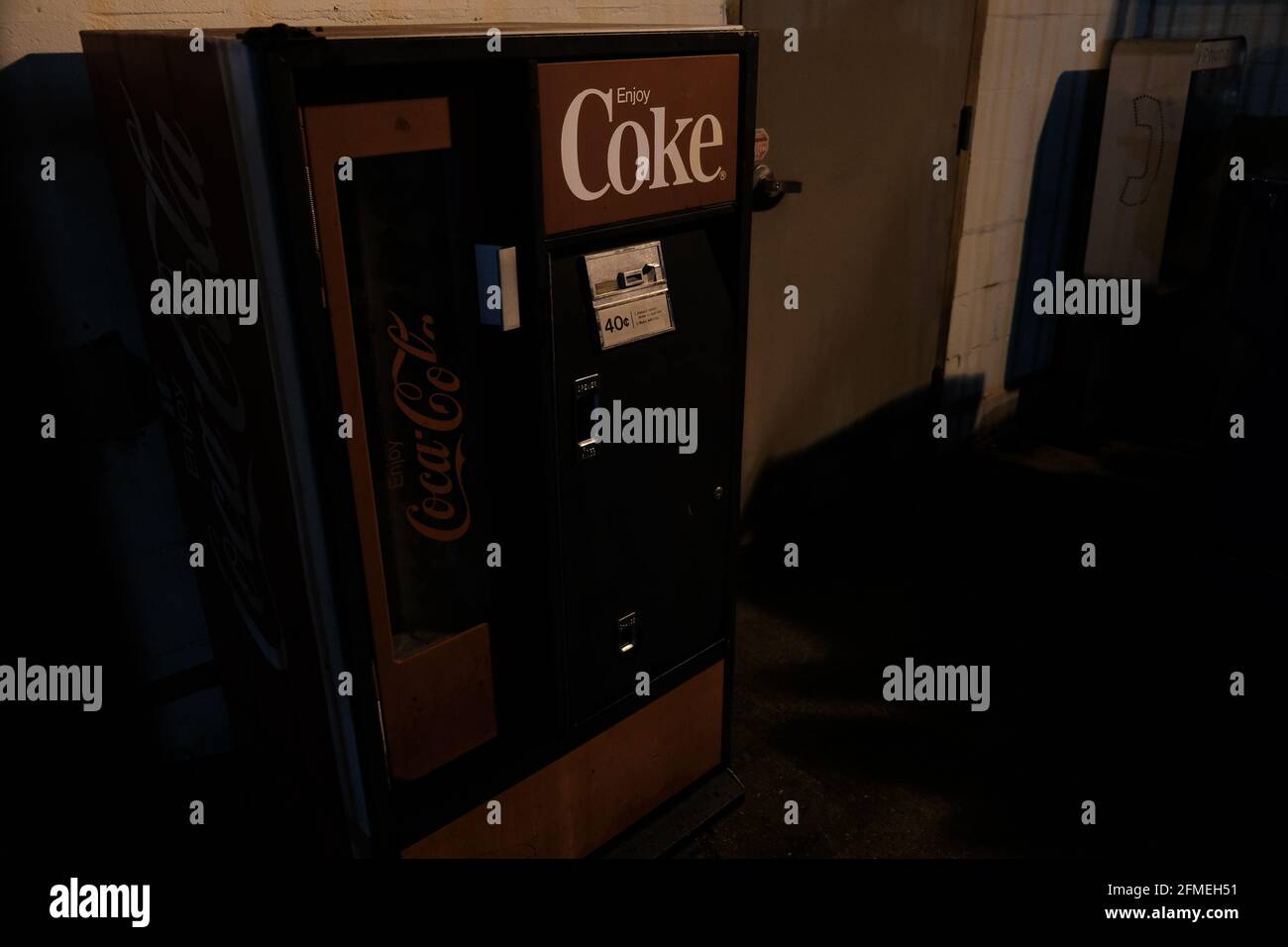 Dies ist ein Foto eines alten Cola-Automaten in der Gasse hinter der Jefferson Street in Lafayette Louisiana. Das Foto wurde in der Nacht aufgenommen. Stockfoto