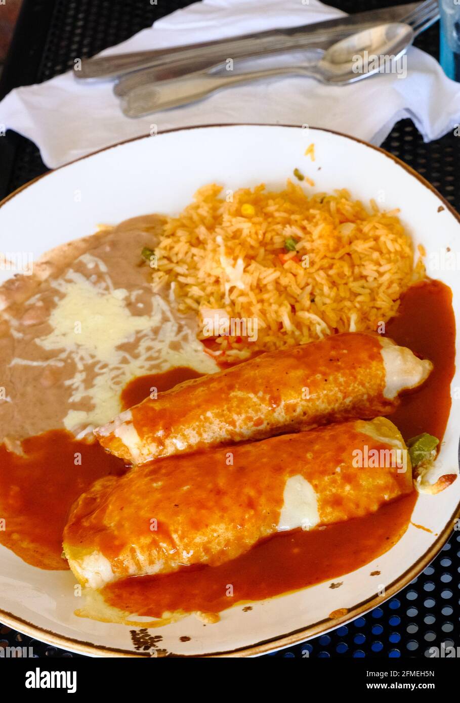 Mexikanischer Teller mit Enchiladas, Reis und Bohnen Stockfoto