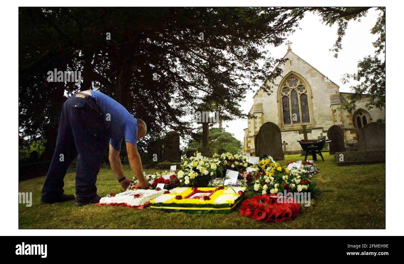 Das Begräbnis für Capt. David Jones fand in der All Saints Church in South Elkington, Lincolnshire statt. Kränze werden nach der Zeremonie im Kirchengelände gelegt.Bild David Sandison 28/8/2003 Stockfoto