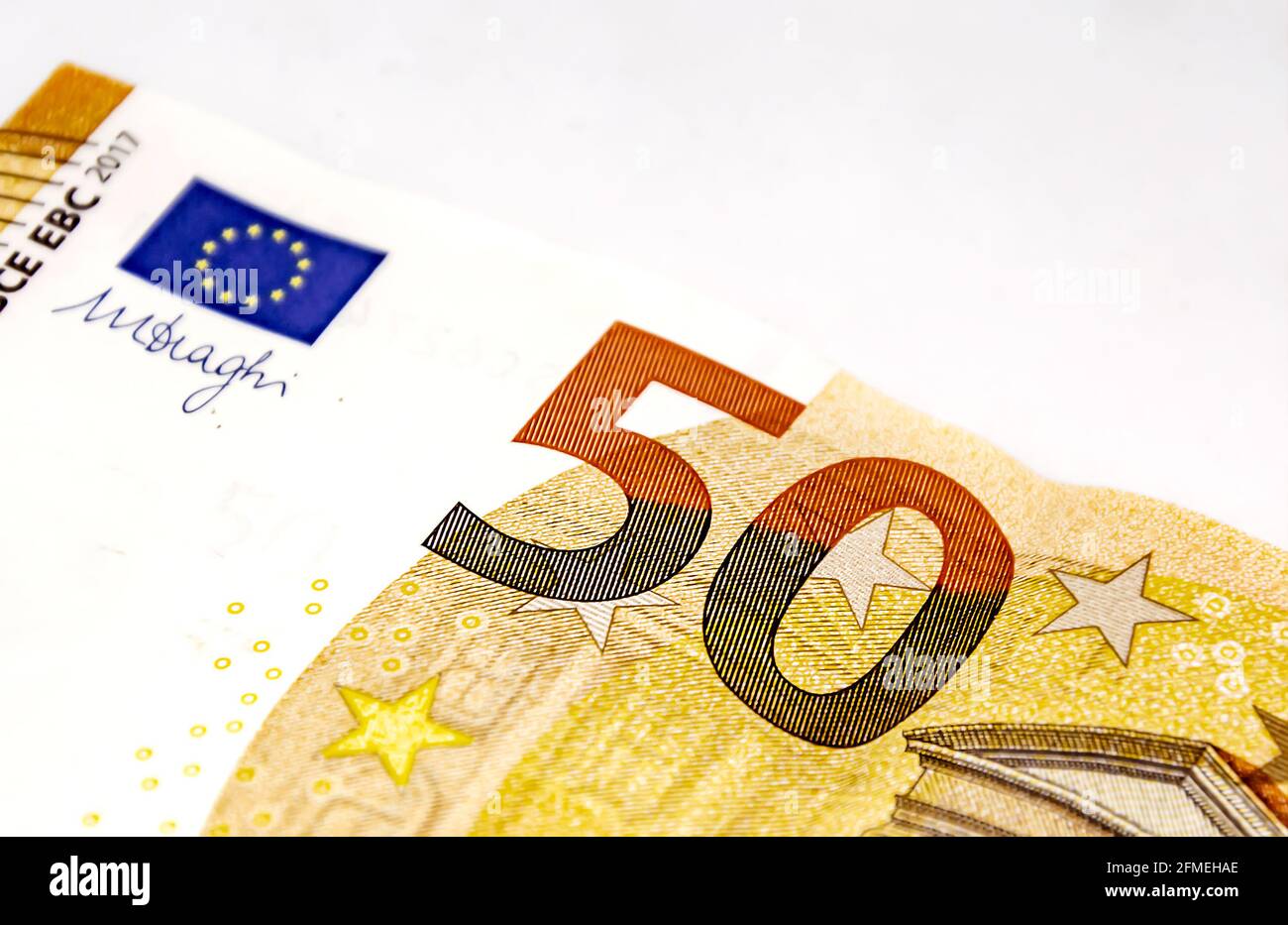 Detail einer 50-Euro-Banknote isoliert auf weißem Hintergrund. Währung der Europäischen Union. Wirtschaft und Finanzen. Bargeld in Papierform. Speicherplatz kopieren Stockfoto