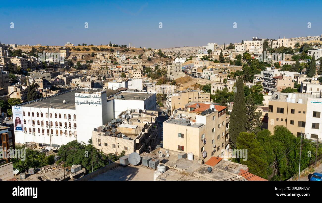 Der Überblick über Wohngebiete und Wahrzeichen von Amman, Jordanien, östlich vom Zentrum an einem klaren Sommertag Stockfoto
