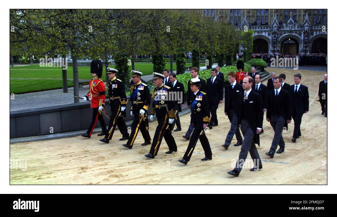 Die Beerdigung der Königin Mutter beginnt in Westminster Hall.pic David Sandison 9/4/2002 Stockfoto