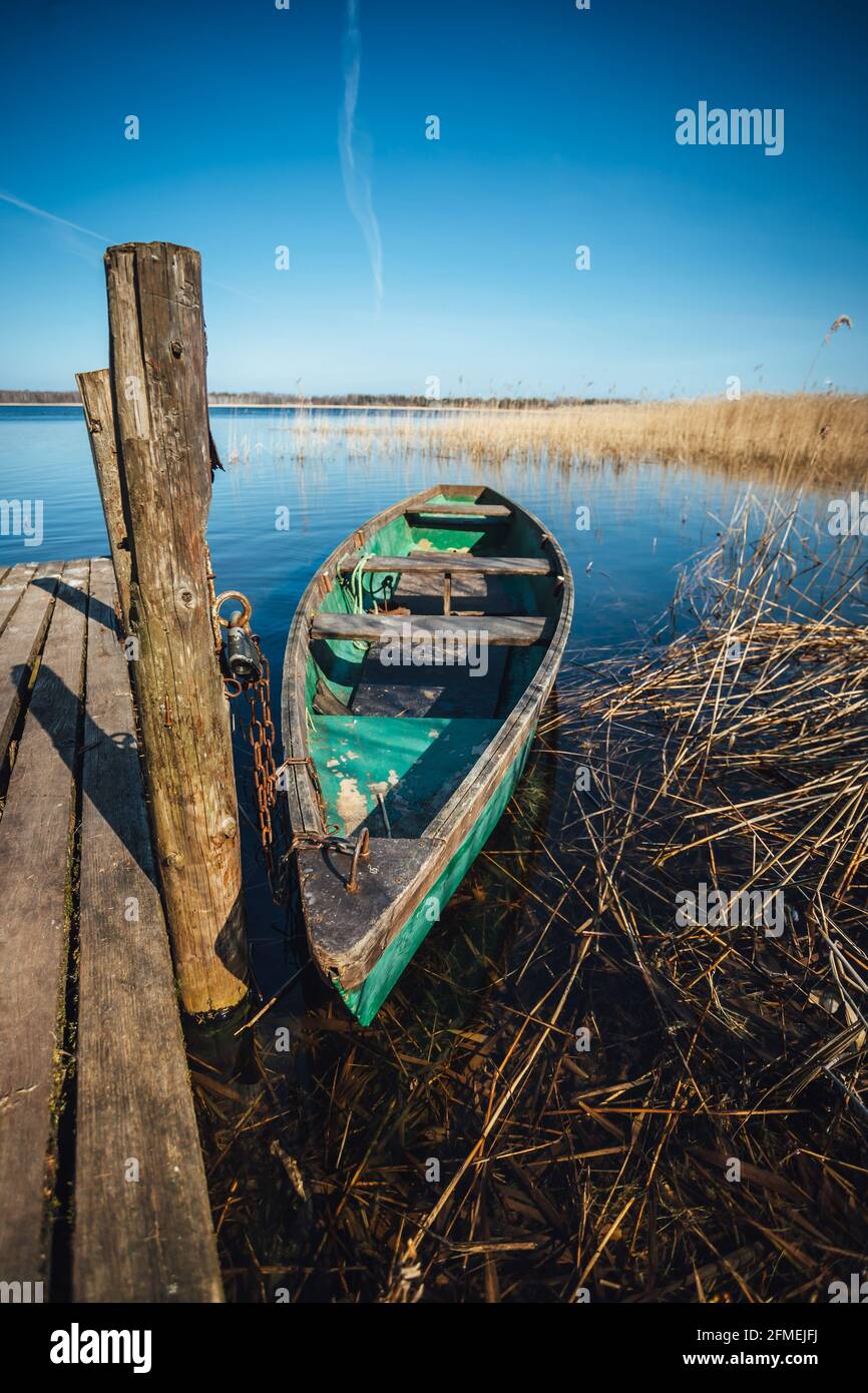 Nahaufnahme eines alten grünen Bootes, das an einem schwimmt Holzdock Stockfoto